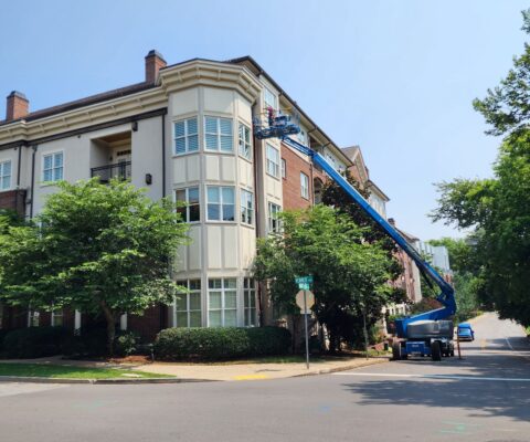 Man pressure washing an apartment complex in Murfreesboro, TN