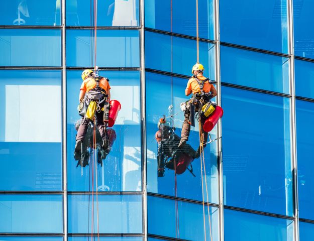 Pressure Wash Windows For a Business in