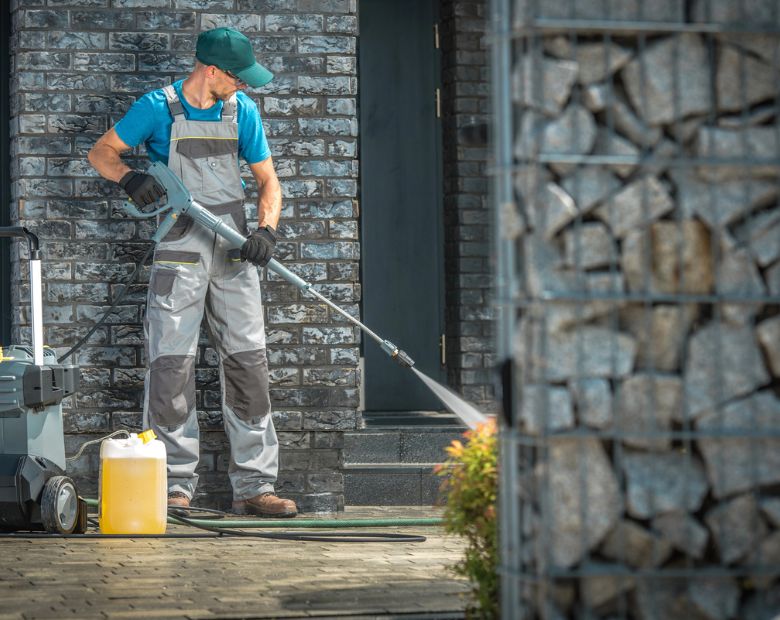 Specialist conducting an exterior cleaning of a Nashville, TN home